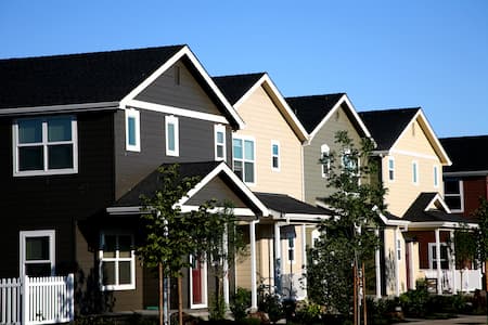 Does Spraying Vs. Brushing A House Have Better Results?